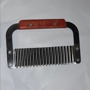 Wood-Handle Stainless Steel Crinkle Cutter - Brown